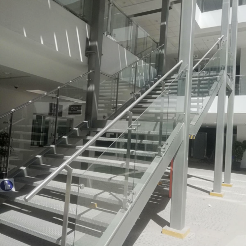 Baranda de acero en escalera - UTP AREQUIPA